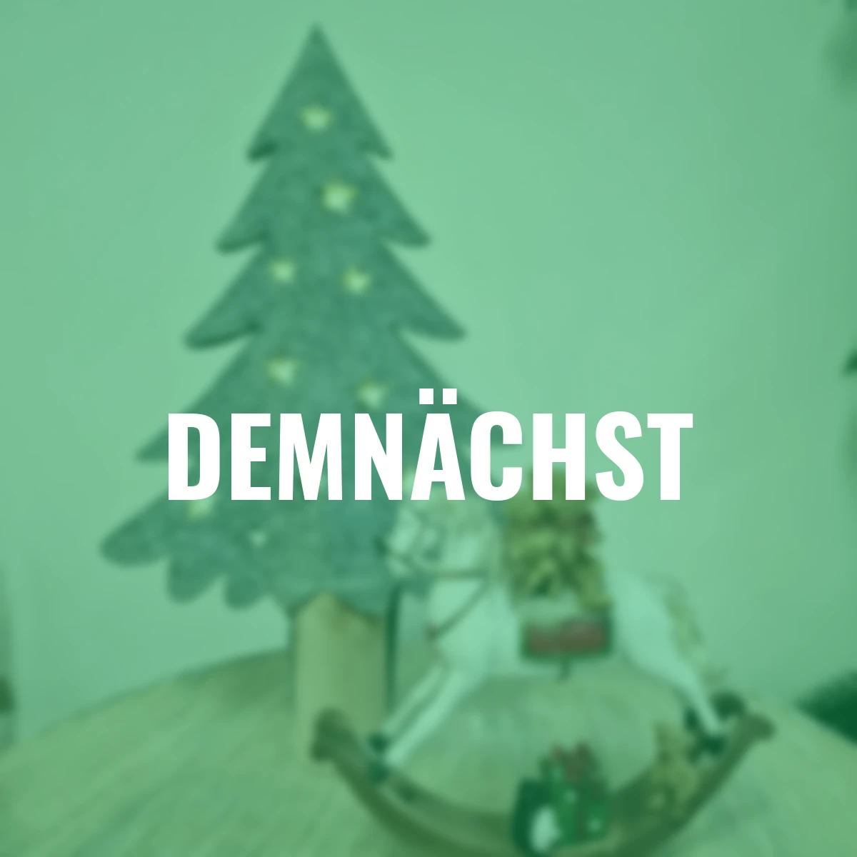 Tannenbaum auf Holzsockel mit LED