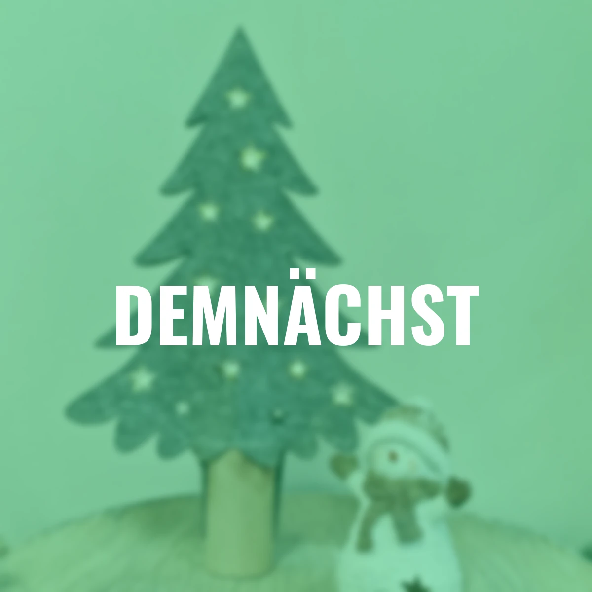 Tannenbaum auf Holzsockel mit LED